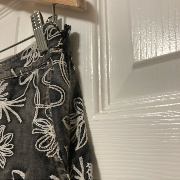 Anthropologie Mur Mur 100% Cotton Gray & White Shorts Sz. S Embroidered floral - Picture 5 of 16